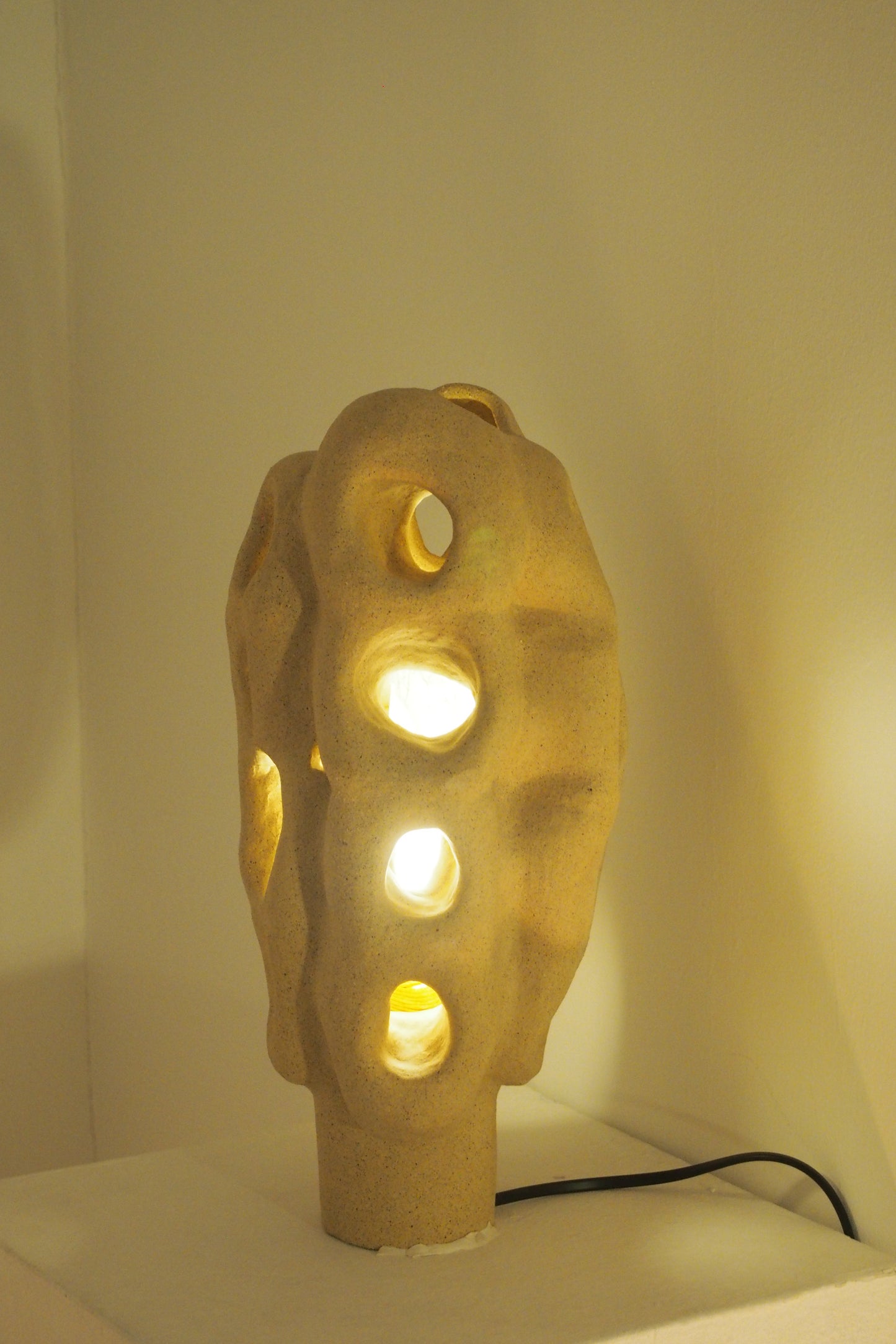 Windsor 3181, Ceramic Sculpture Lamp